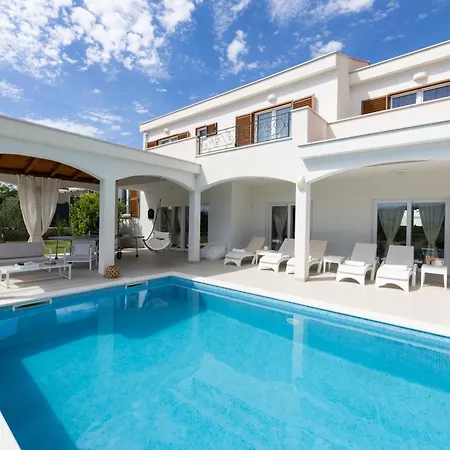 Olivia - Peaceful Family Paradise Near Willa *