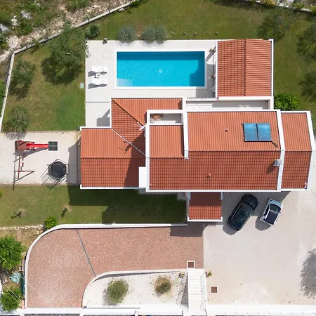 Olivia - Peaceful Family Paradise Near
