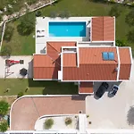 Olivia - Peaceful Family Paradise Near