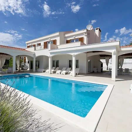 Olivia - Peaceful Family Paradise Near