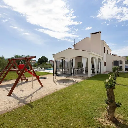Olivia - Peaceful Family Paradise Near Villa *